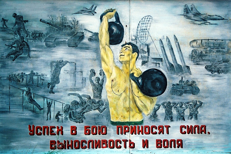 kaza-kirg0327 (15).JPG - Jedna z wszechobecnych w Prioziersku makietek motywacyjnych. Ta akurat ze stadionu. (Zdjęcie: Laura i Astronom)